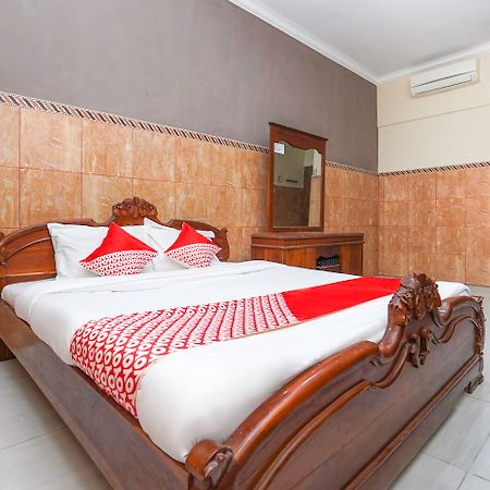 Oyo 2715 Hotel Madinah Syariah Pamekasan Extérieur photo