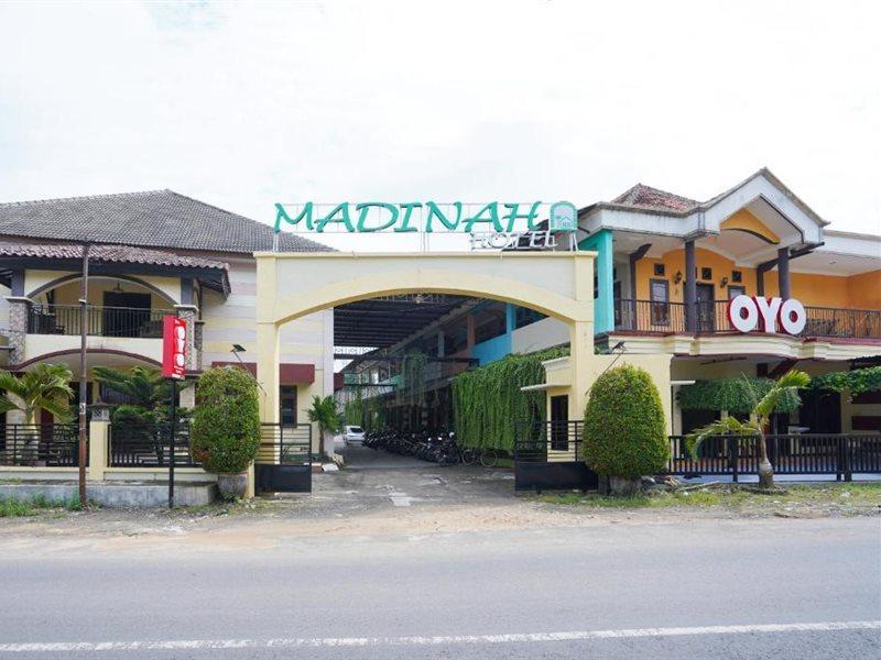 Oyo 2715 Hotel Madinah Syariah Pamekasan Extérieur photo