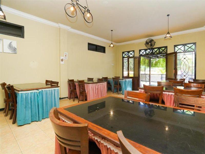 Oyo 2715 Hotel Madinah Syariah Pamekasan Extérieur photo