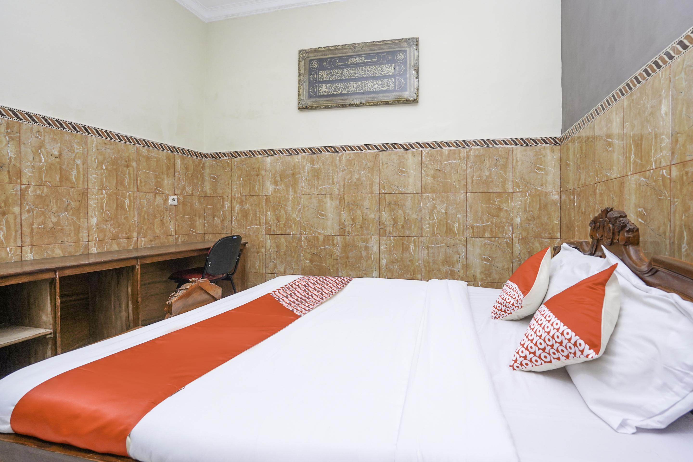 Oyo 2715 Hotel Madinah Syariah Pamekasan Extérieur photo