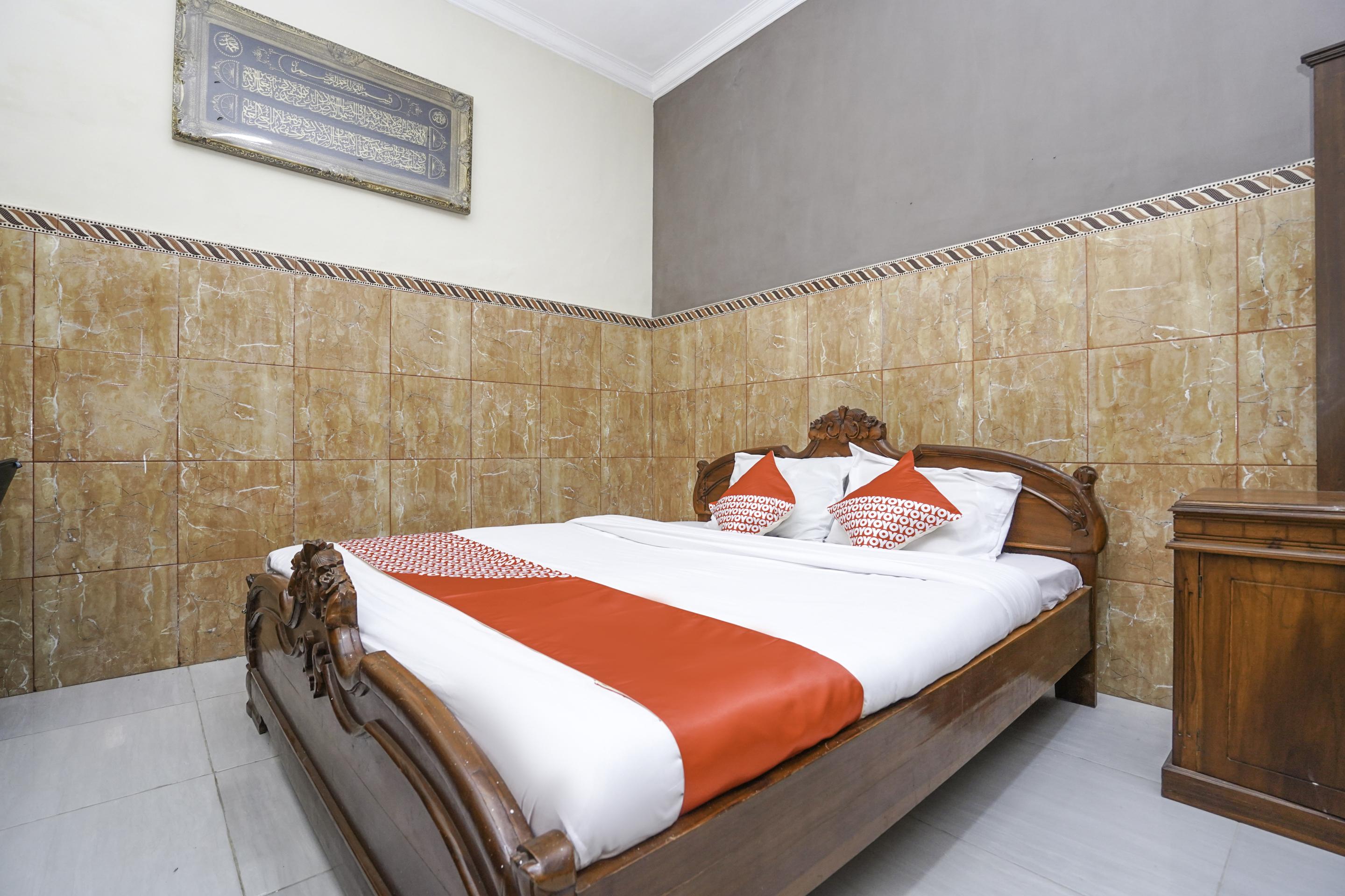 Oyo 2715 Hotel Madinah Syariah Pamekasan Extérieur photo