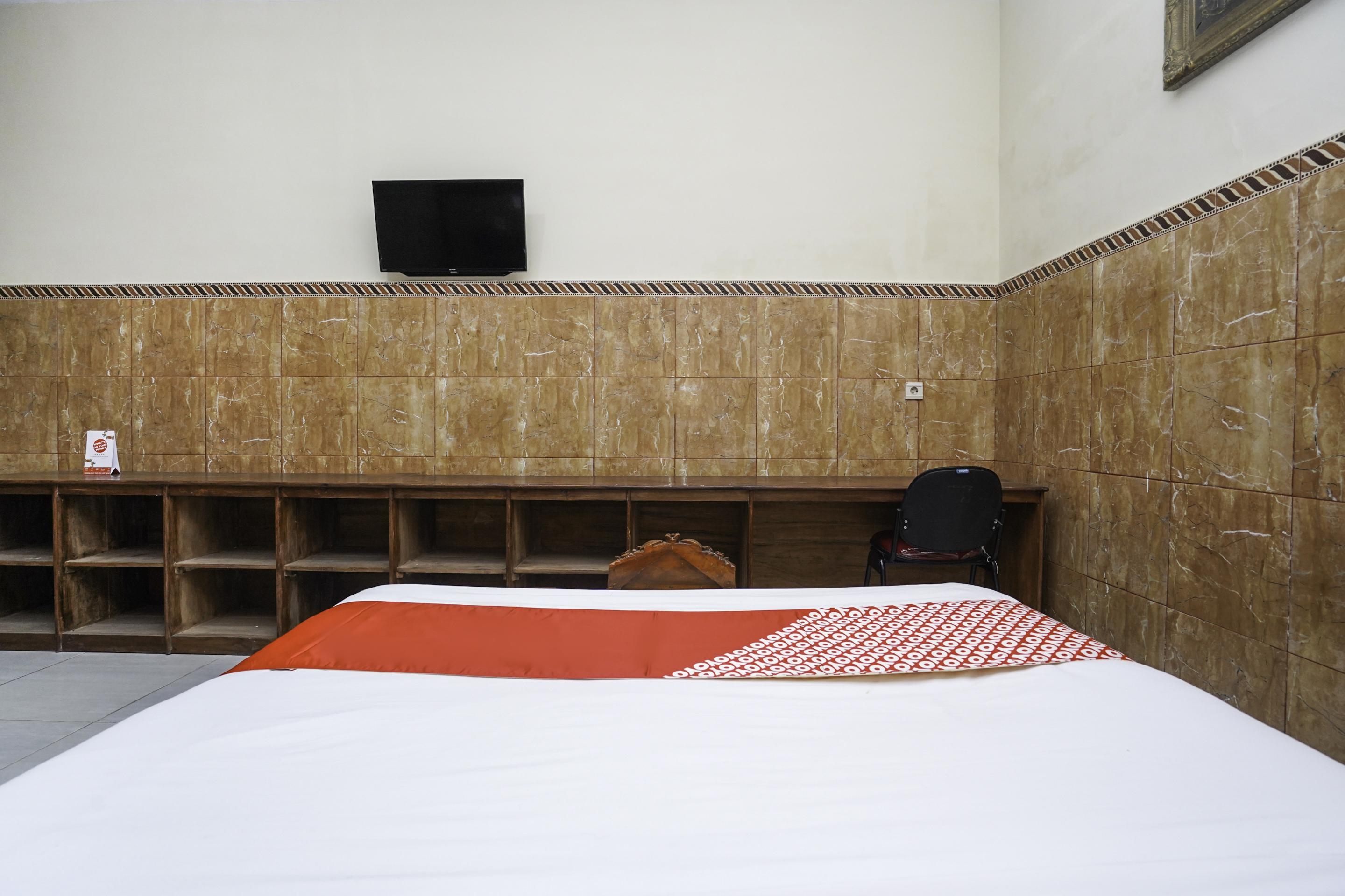 Oyo 2715 Hotel Madinah Syariah Pamekasan Extérieur photo
