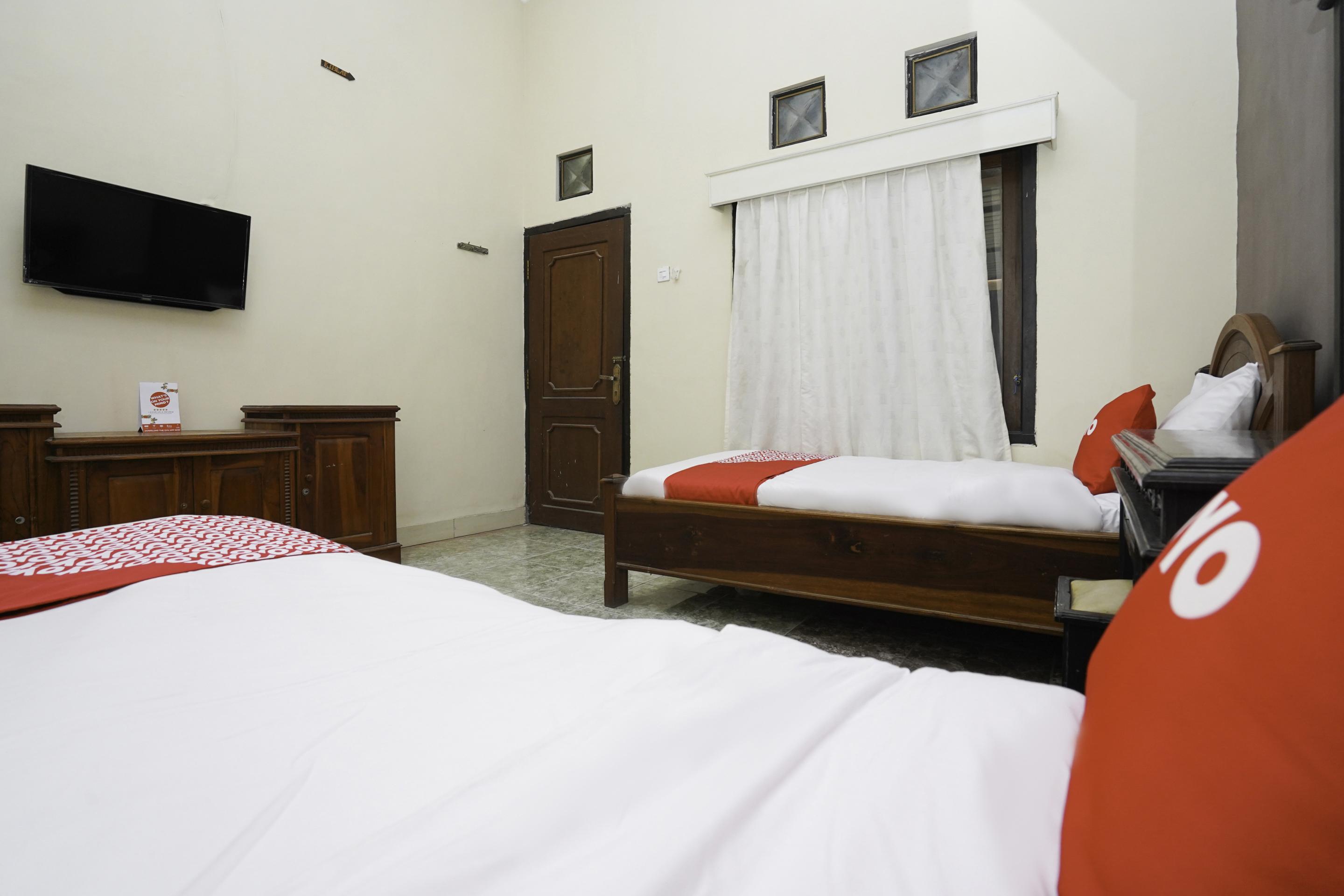 Oyo 2715 Hotel Madinah Syariah Pamekasan Extérieur photo