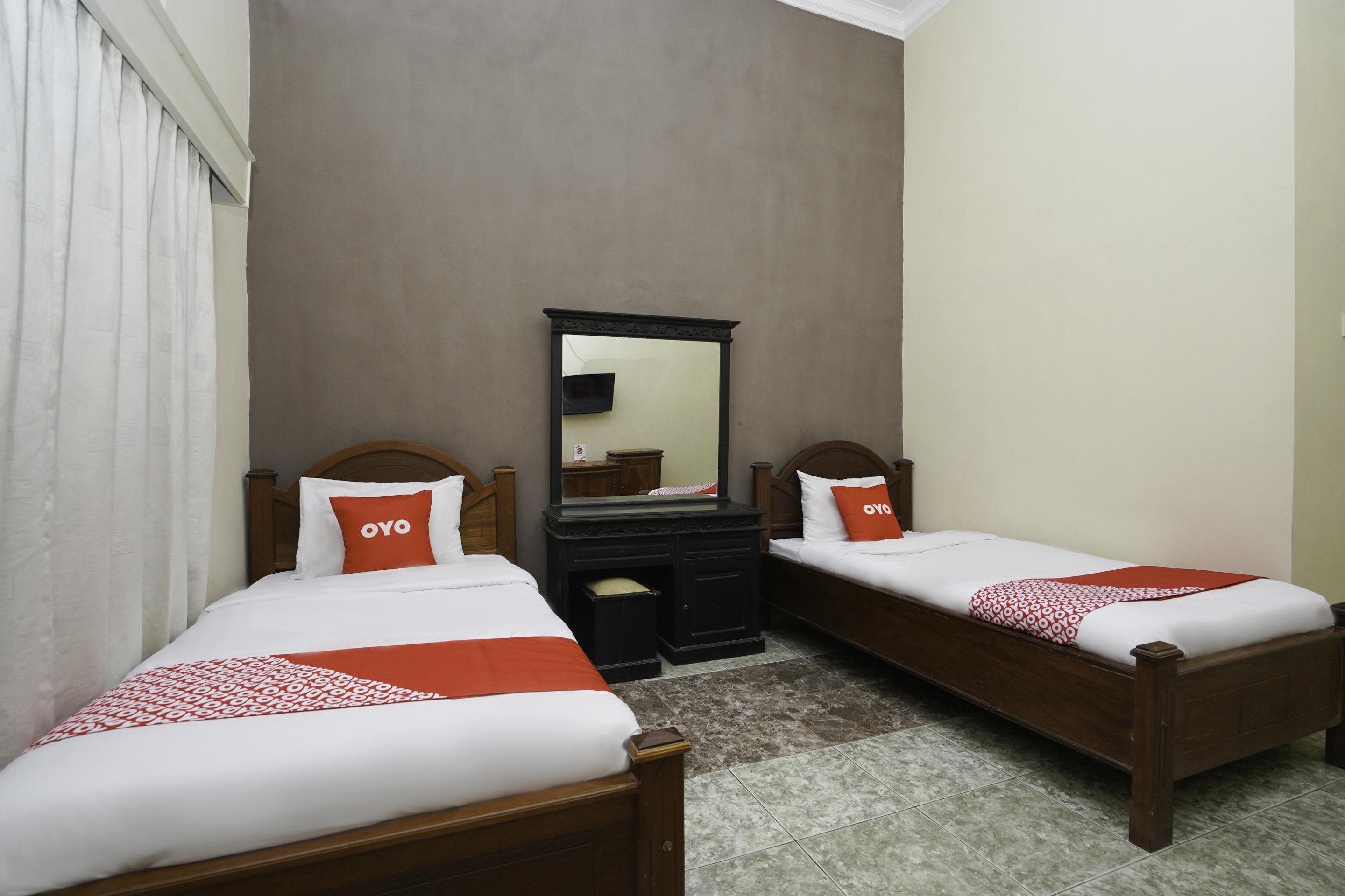 Oyo 2715 Hotel Madinah Syariah Pamekasan Extérieur photo