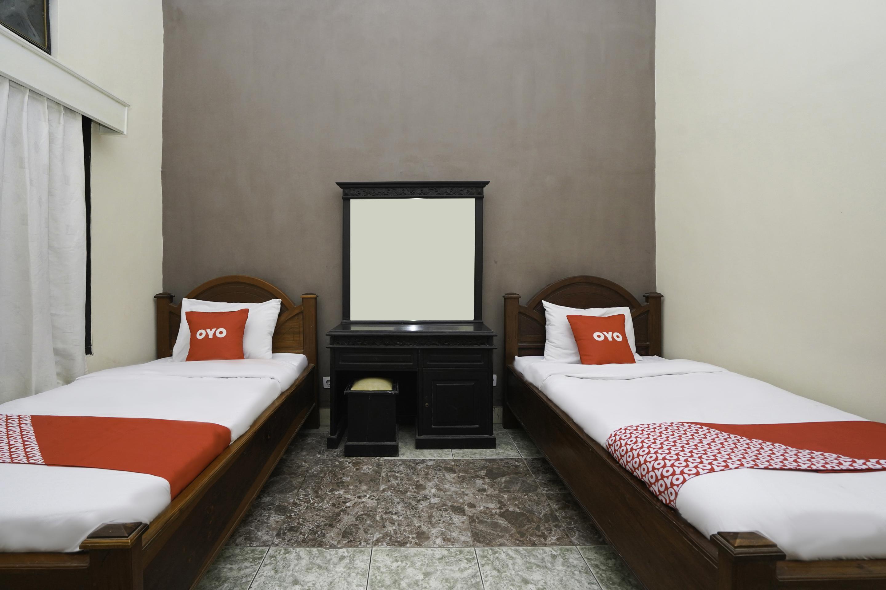 Oyo 2715 Hotel Madinah Syariah Pamekasan Extérieur photo