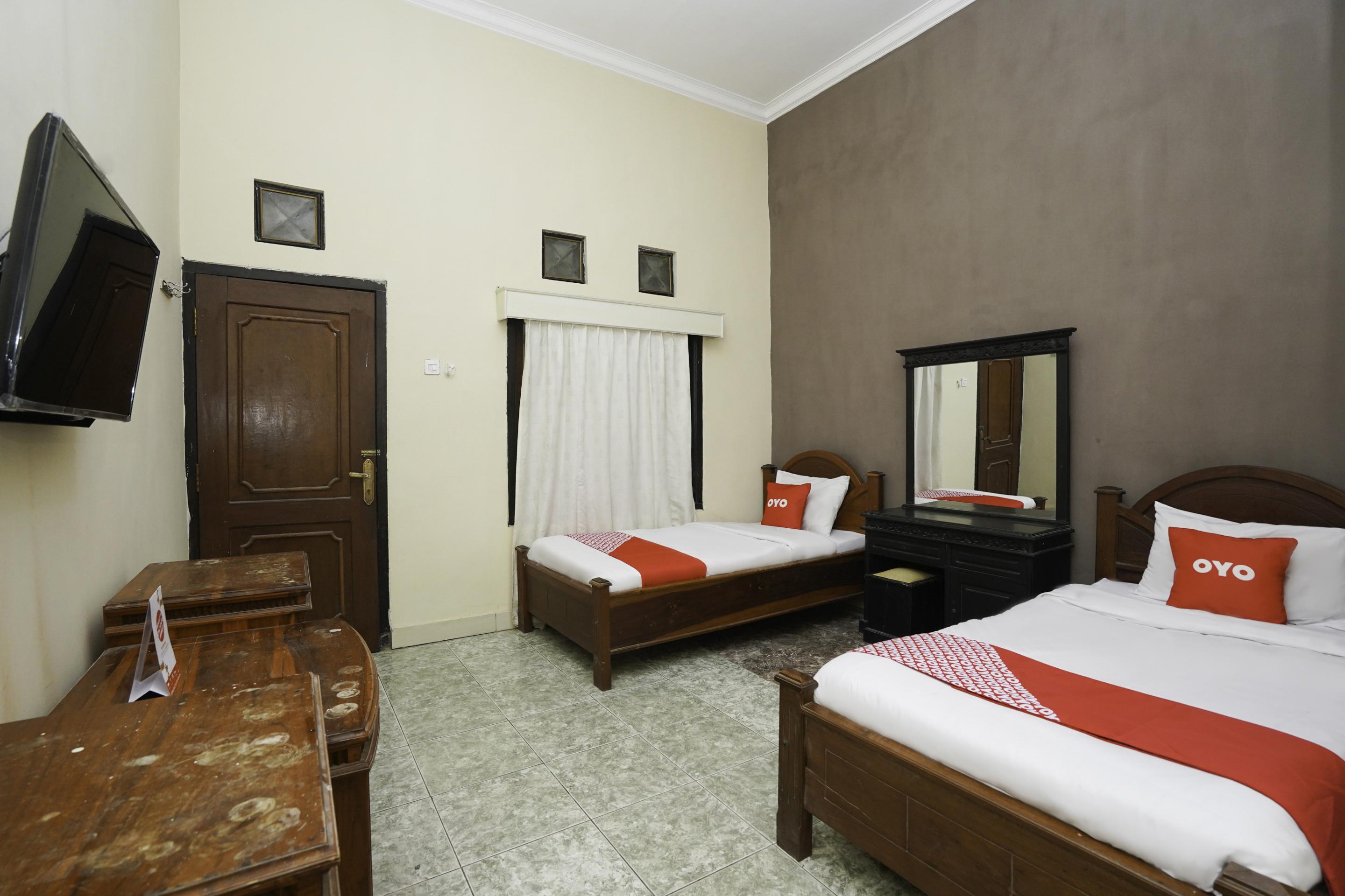 Oyo 2715 Hotel Madinah Syariah Pamekasan Extérieur photo