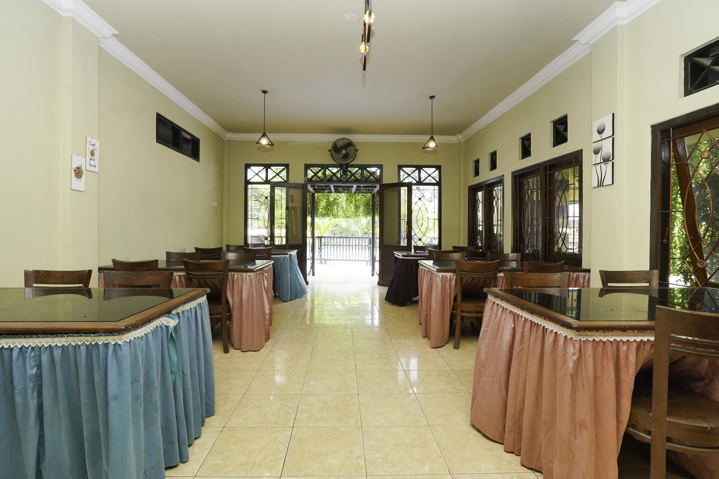 Oyo 2715 Hotel Madinah Syariah Pamekasan Extérieur photo