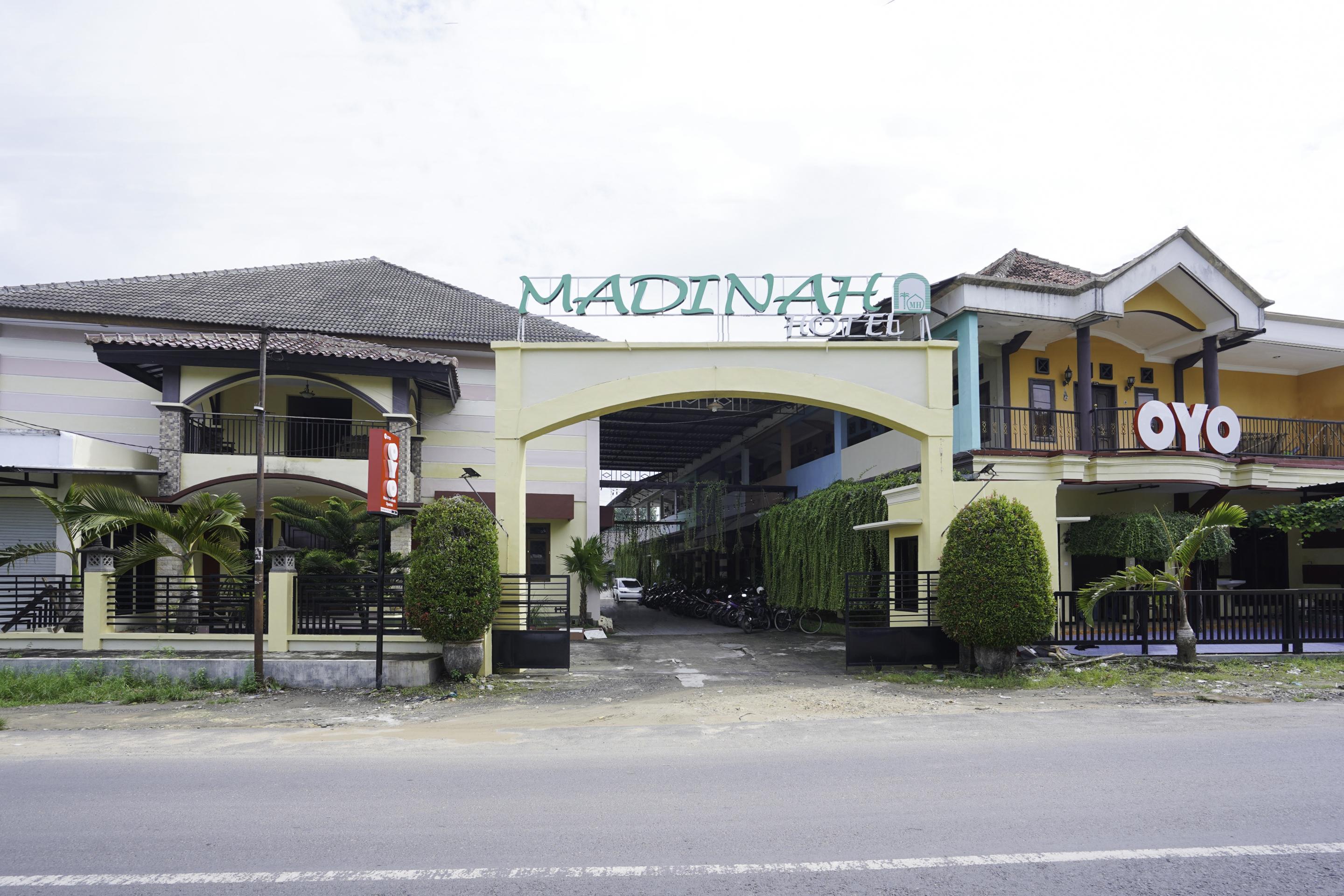 Oyo 2715 Hotel Madinah Syariah Pamekasan Extérieur photo