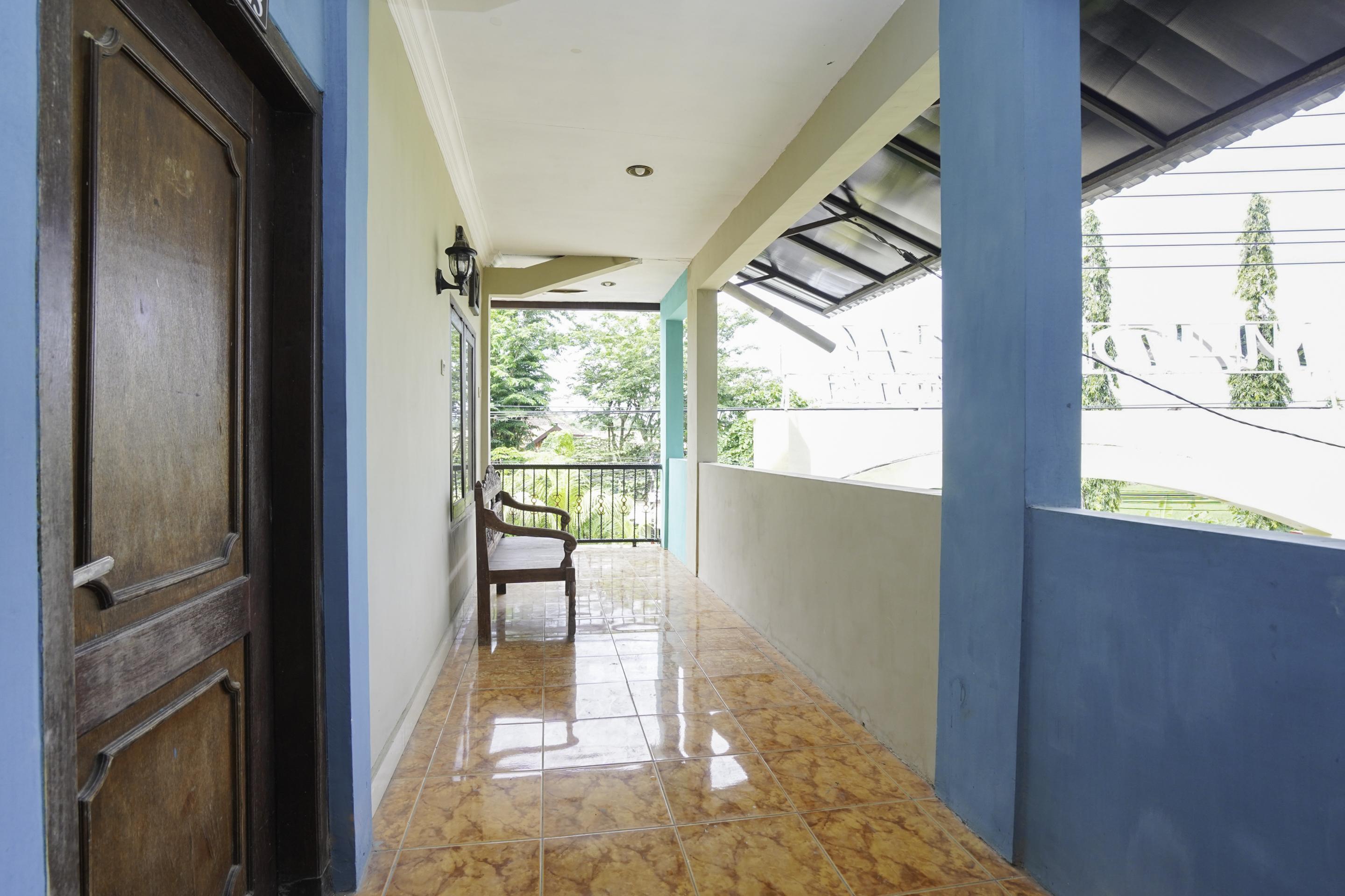 Oyo 2715 Hotel Madinah Syariah Pamekasan Extérieur photo