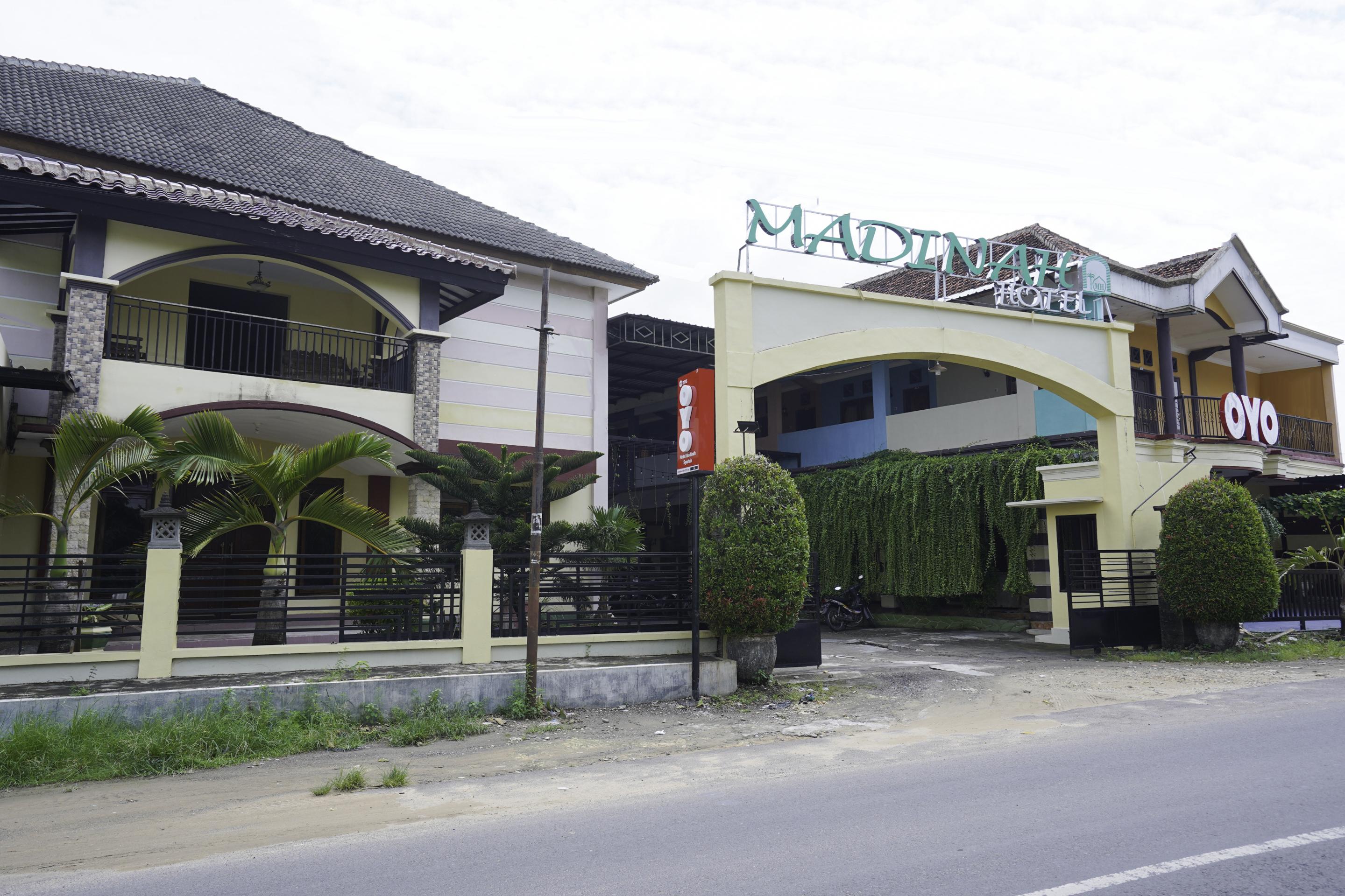 Oyo 2715 Hotel Madinah Syariah Pamekasan Extérieur photo