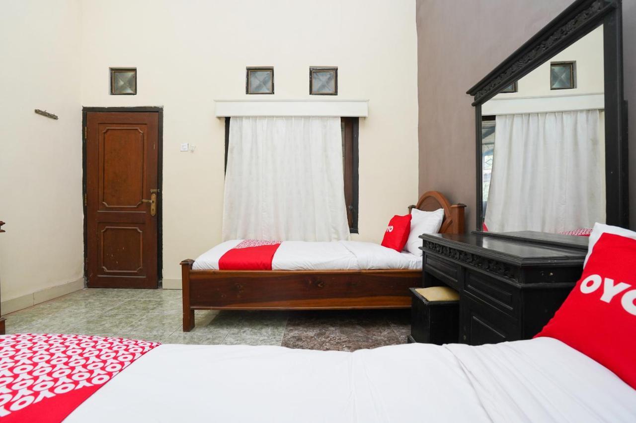Oyo 2715 Hotel Madinah Syariah Pamekasan Extérieur photo