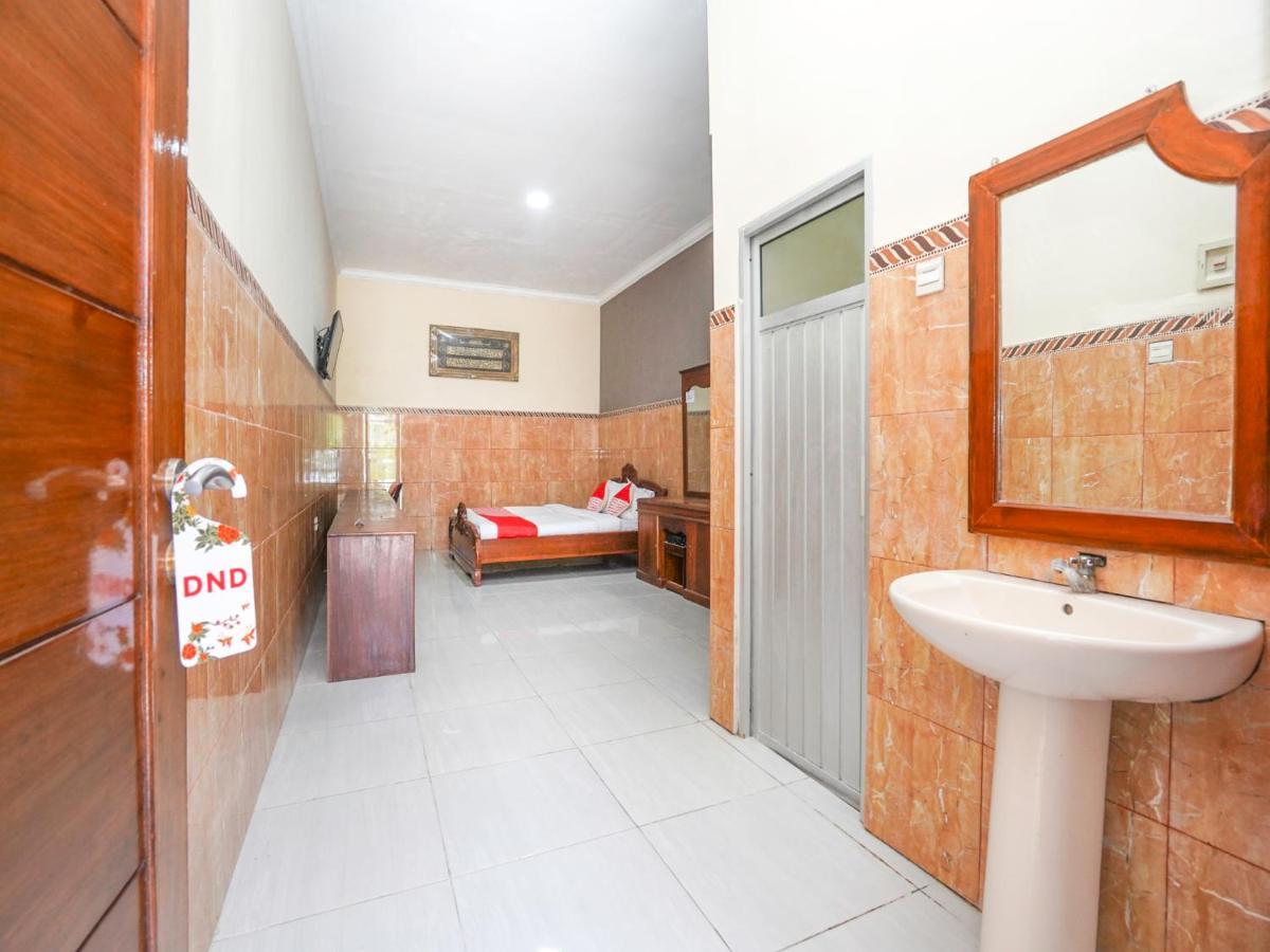 Oyo 2715 Hotel Madinah Syariah Pamekasan Extérieur photo